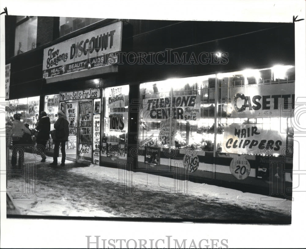 1985 Press Photo Two Seasons Discount Store, Prospect Ave E 4th - Historic Images