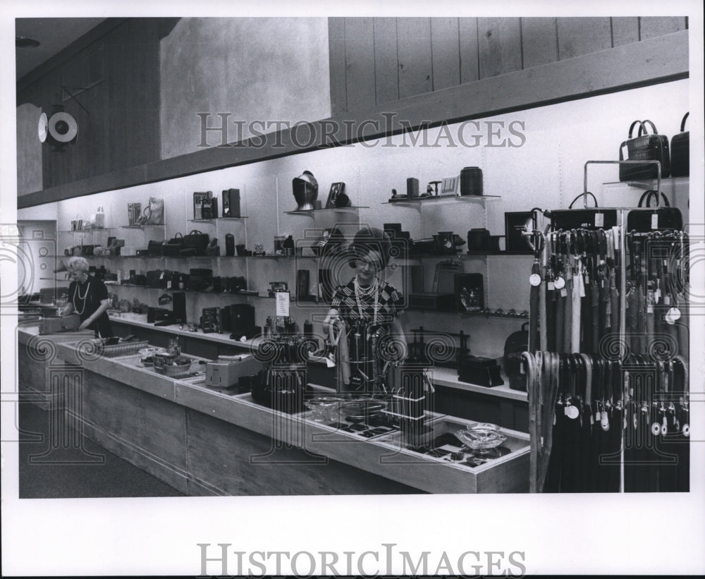 1970 Press Photo The Traveller&#39;s Shoppe - cva93522-Historic Images