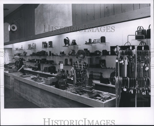 1970 Press Photo The Traveller's Shoppe - cva93522-Historic Images