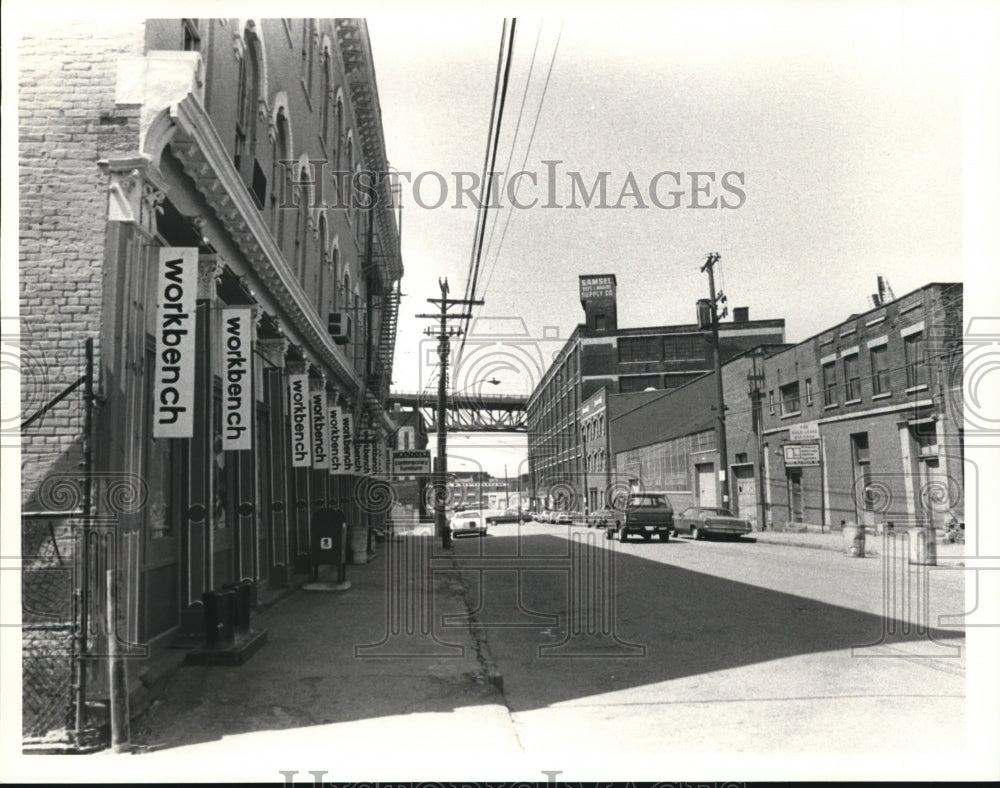 1981 Press Photo Workbench, another store in the Flats sells furniture. - Historic Images