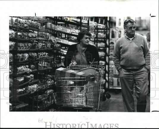 1989 Press Photo Strolling down the aisle fulled with racks of bread - Historic Images