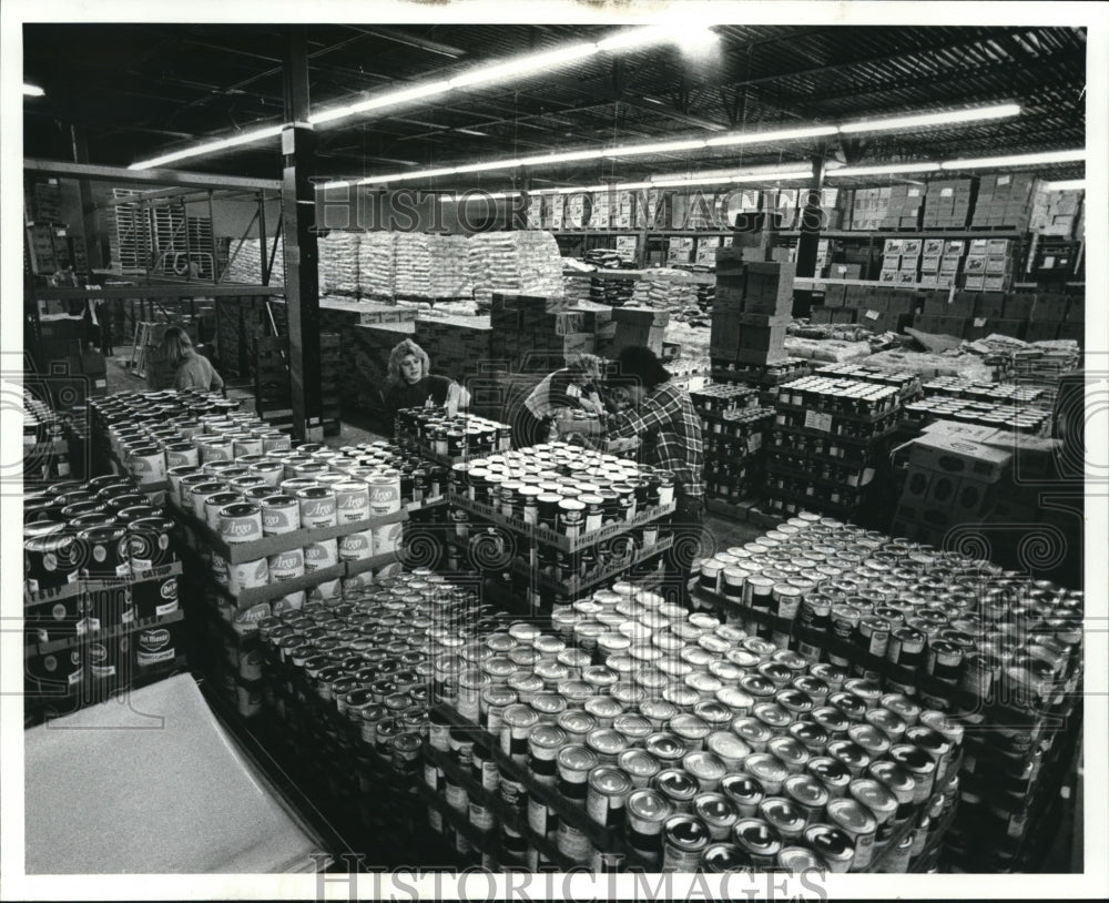 1984 Press Photo Wholesale Club warehouse at Rockside Rd., Bedford - Historic Images