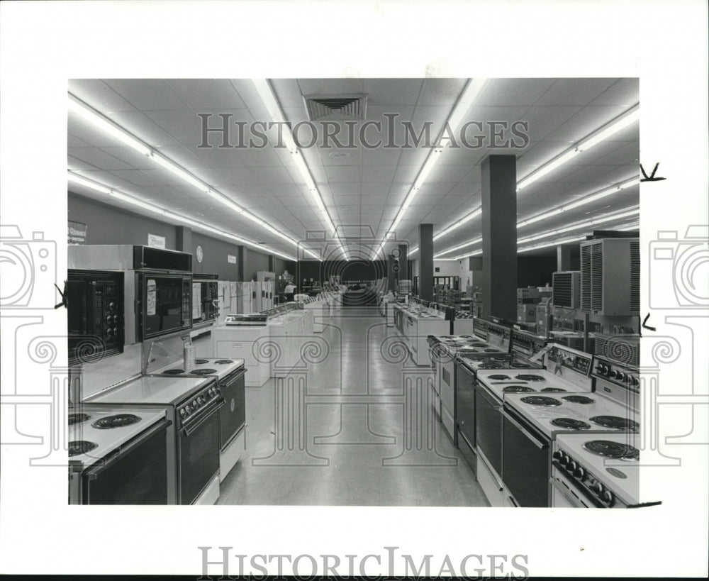 1984 Press Photo Willis Appliance Stores, long view of Store. - Historic Images