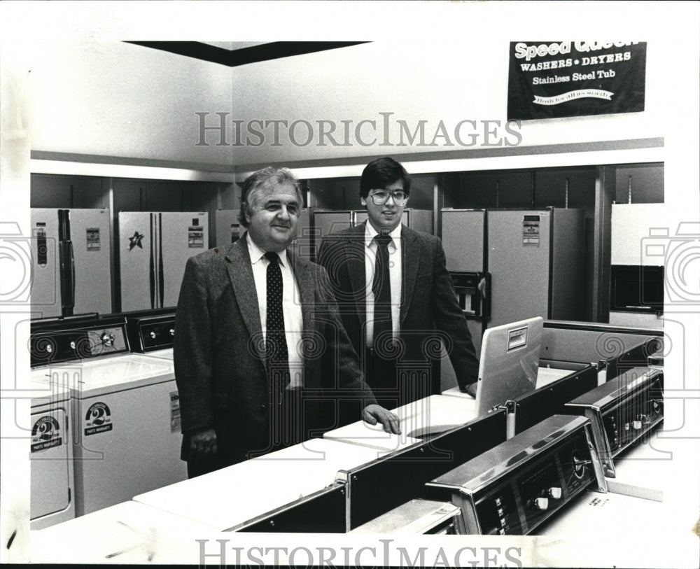 1985 Press Photo Willis Appliance Mgr Jim Coyne &amp; Salesman Don Testa - Historic Images