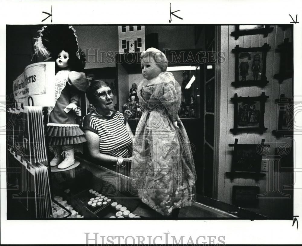 1984 Press Photo Ruth Glover Proprietor at Doll Hospital - Historic Images