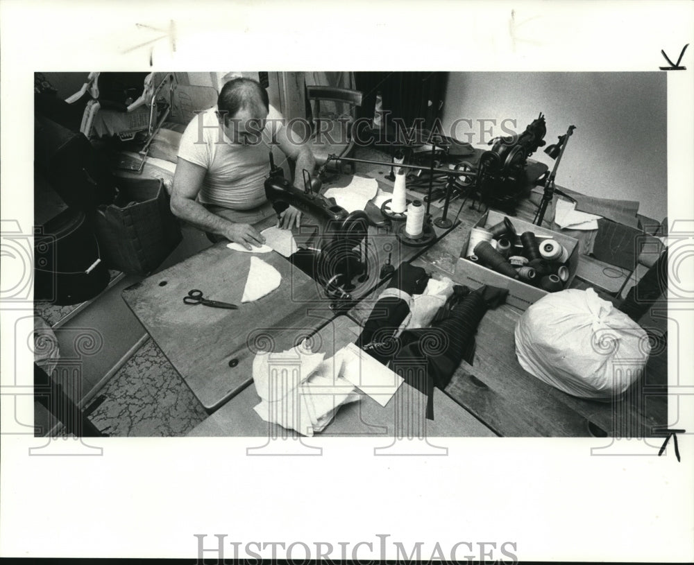 1984 Press Photo The Tailoring Along Lorain Avenue - Historic Images