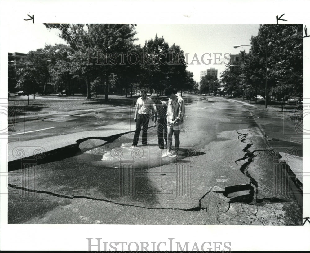 1986 Press Photo The Western Reserve Students Wading in a Puddle of Water - Historic Images