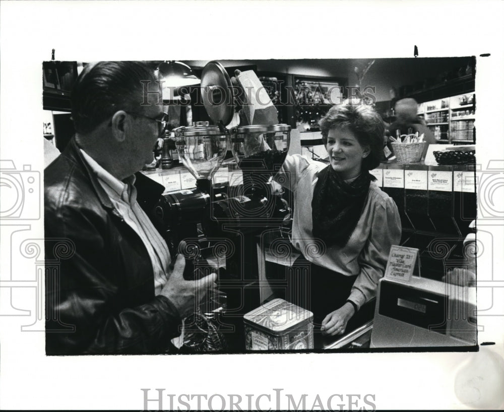 1987 Press Photo Manager of the Bradens at Beachcliff Market Ellen Grant - Historic Images