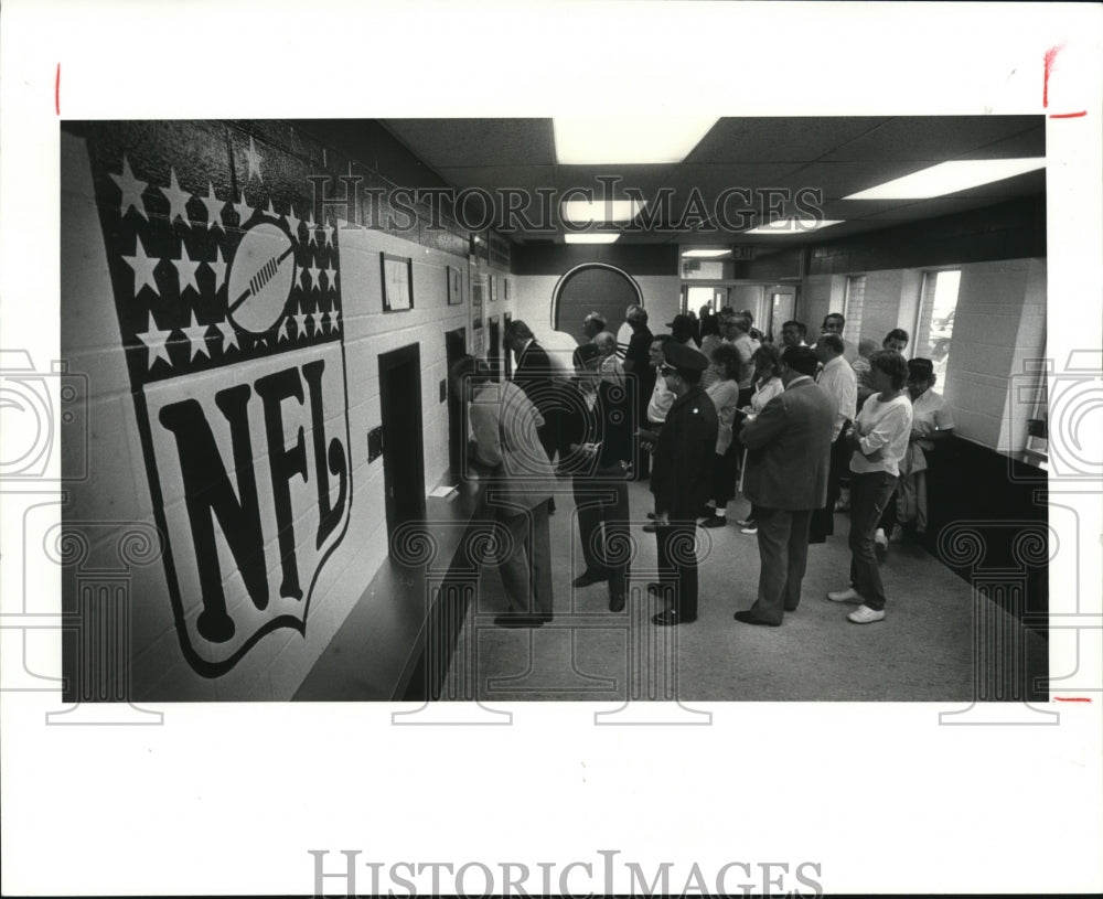 1987 Press Photo Brown fans in line for refunds on cancelled games in Stadium - Historic Images