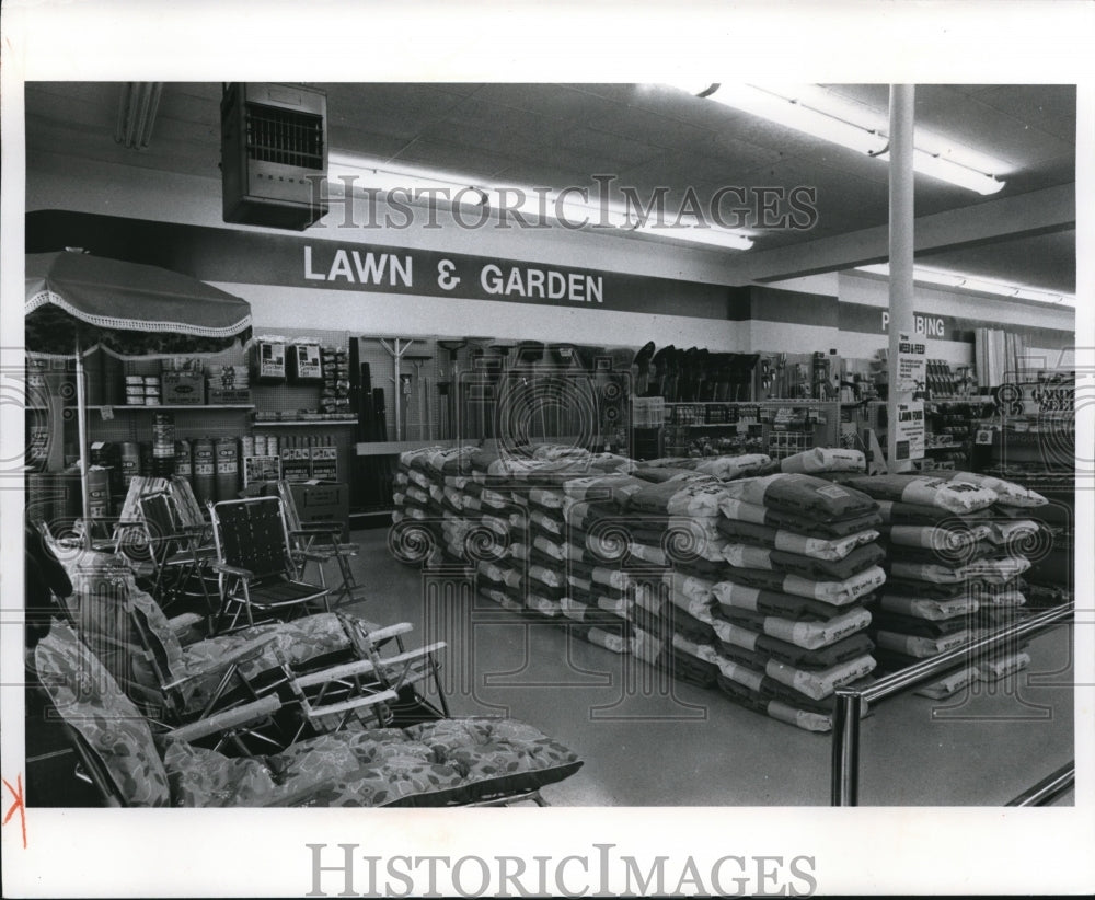 1981 Press Photo Blonders Store-Lawn and Garden - Historic Images