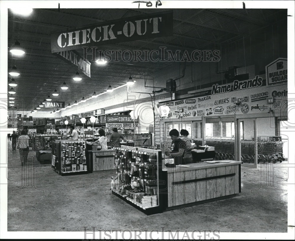 1987 Press Photo Check-Out Counter of the Builders Square in Rocky River - Historic Images