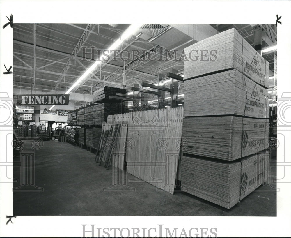 1985 Press Photo Plywood &amp; Fencing department of the Builders Square - Historic Images