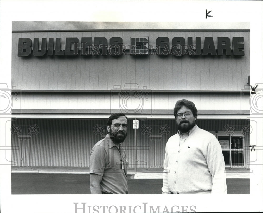 1985 Press Photo Builder Square Mgr John Corwin and Asst Mgr Brad Ballard - Historic Images