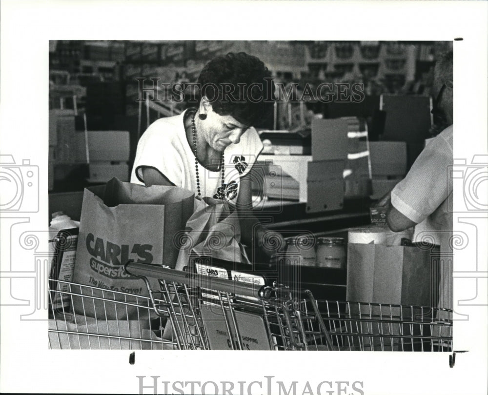 1987 Press Photo Shopper Vicki Gubernick at Carl&#39;s Supermarket - Historic Images