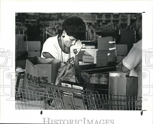 1987 Press Photo Shopper Vicki Gubernick at Carl's Supermarket - Historic Images