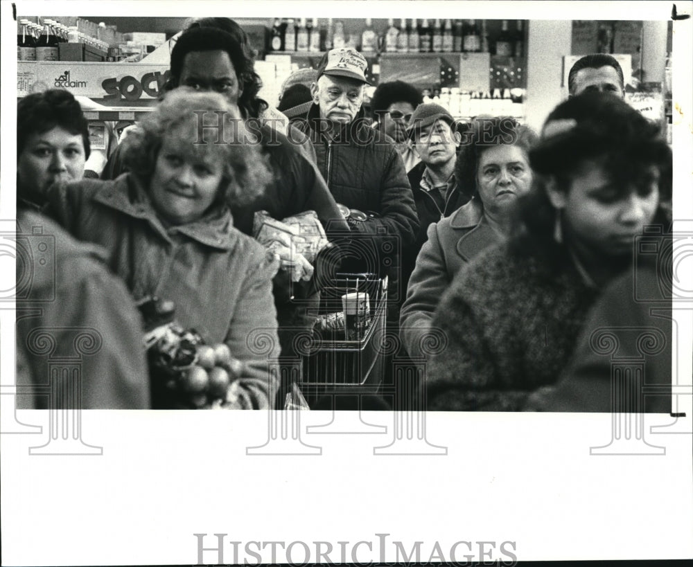 1987 Press Photo Crowd in line at Dave&#39;s Supermarket at 3301 Payne - Historic Images