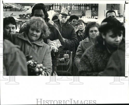 1987 Press Photo Crowd in line at Dave's Supermarket at 3301 Payne - Historic Images