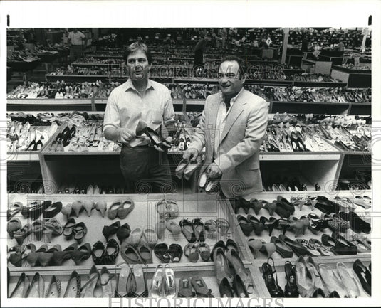 1985 Press Photo Partners Avi Wyner & Hy chaim Schacker at Dallas Shoe Warehouse - Historic Images