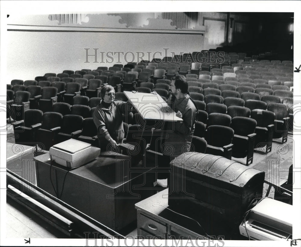 1985 Press Photo Volunteers Ingrid Meinecke and Ben Kotowski at Capitol Theater - Historic Images