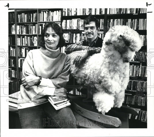 1985 Press Photo Anne and Tony Whitehouse in their Ovis Book Store in Cleveland - Historic Images