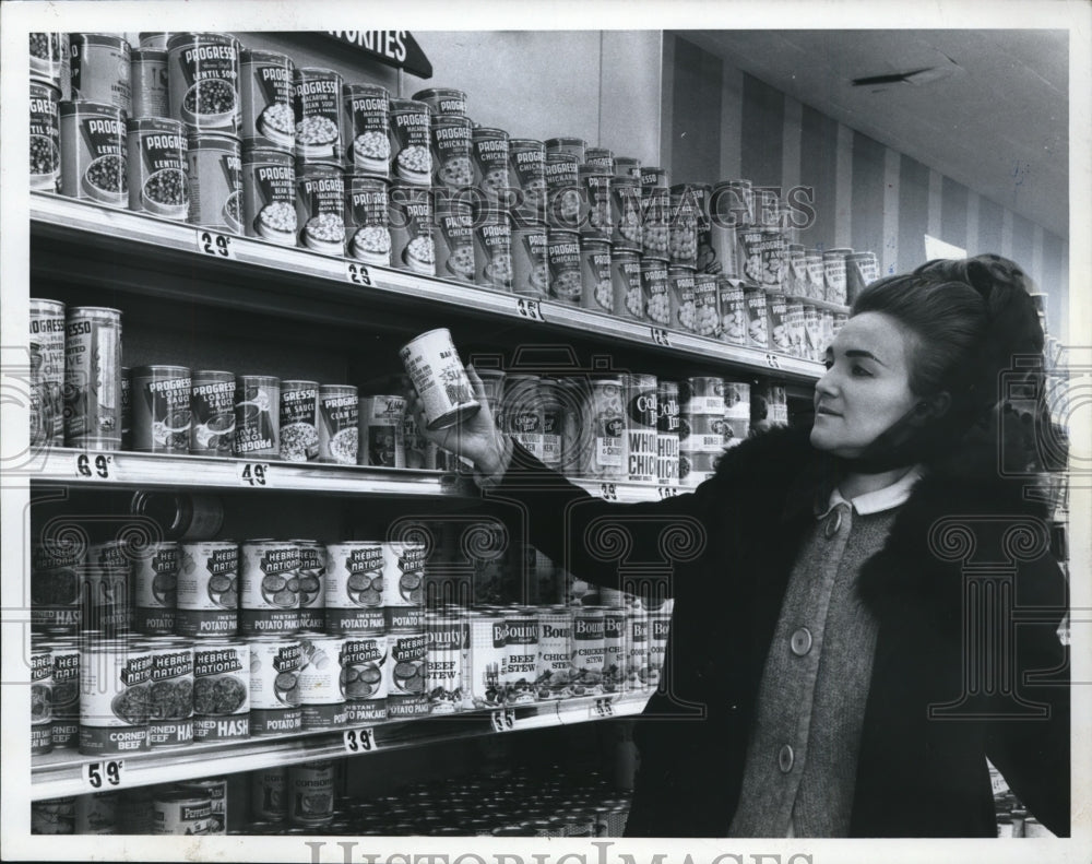 1967 Press Photo Mrs. Mac M. Gilbert, Tyndall Rd., University Hts. - cva93727 - Historic Images