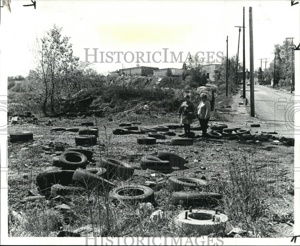 1985 Press Photo Brooks&amp;Tate in survey of dumpsite at West 3rd &amp; Literary Ave. - Historic Images