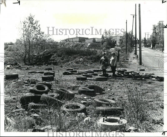 1985 Press Photo Brooks&Tate in survey of dumpsite at West 3rd & Literary Ave. - Historic Images