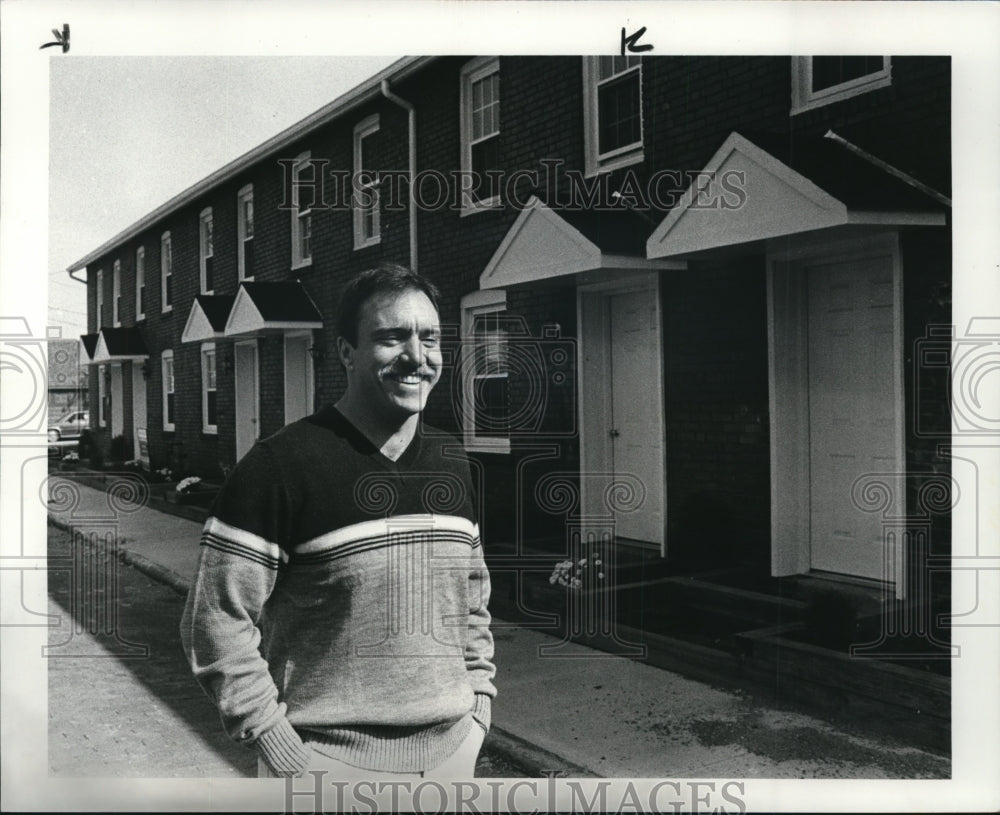 1984 Press Photo Kenneth I. Midgely in front of Tremont Rowhouses - Historic Images