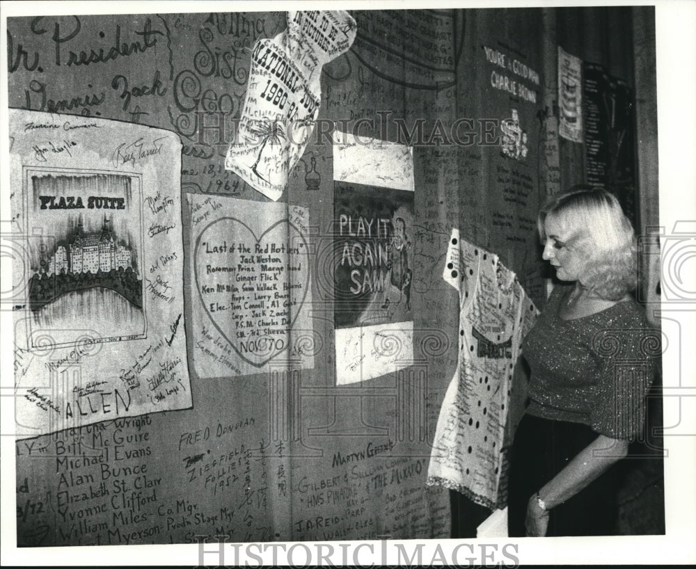 1981 Press Photo Cerne looking at autographed back curtain at Hanna Theater - Historic Images