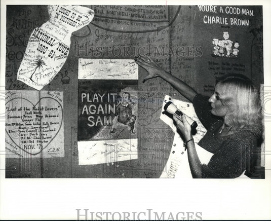 1981 Press Photo Miss Cerny looking the back curtain at Hanna's Theater - Historic Images