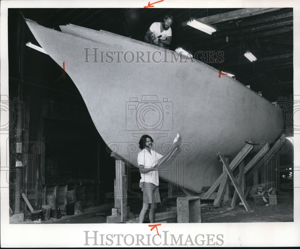 1973 Press Photo Rick &amp; Bob Lipp building an own boat - cva93815 - Historic Images