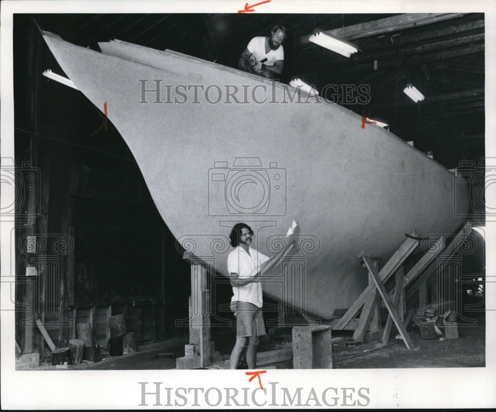1973 Press Photo Rick & Bob Lipp building an own boat - cva93815 - Historic Images