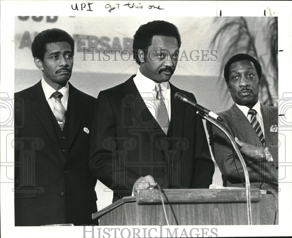 1983 Press Photo Jackson flanked by Rev. Otis Moss Jr. &amp; Arnold Pinkney - Historic Images