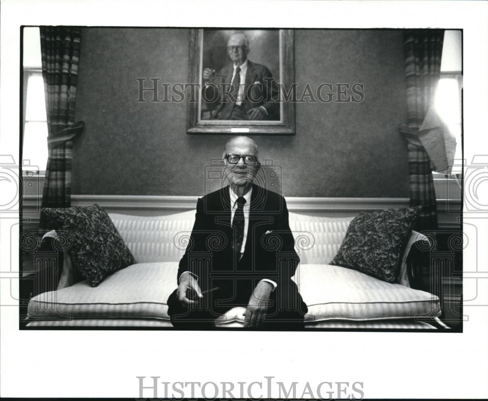 1982 Press Photo Frank Joseph & his portrait by Nancy Bunch Sheridan - Historic Images