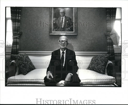 1982 Press Photo Frank Joseph & his portrait by Nancy Bunch Sheridan - Historic Images