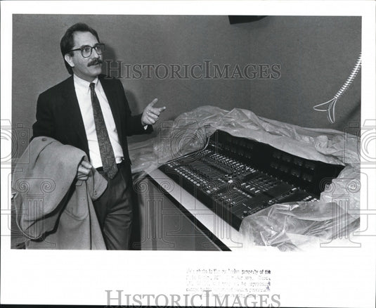 1988 Press Photo Mark Heiden, WPHR Gen. Mgr. showing off new studios - Historic Images
