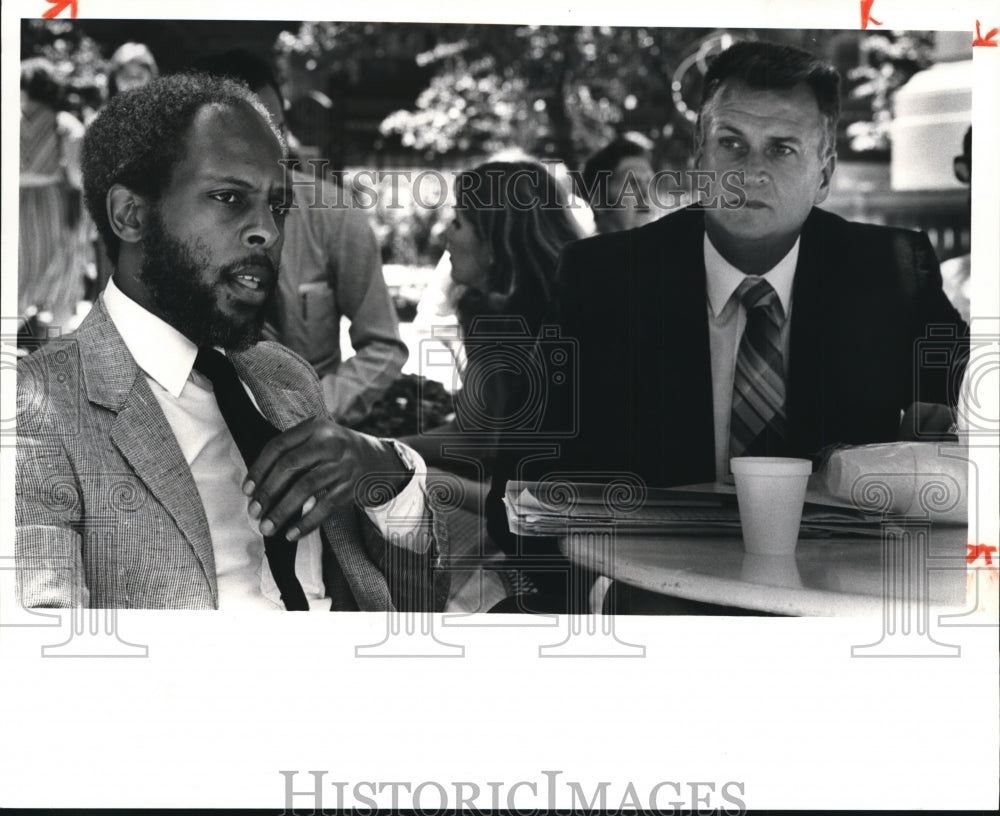 1981 Press Photo Hardiman&amp;Mottl at City Club debate on school in Eastman Gardens - Historic Images