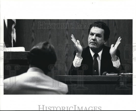 1988 Press Photo Chief Hanton is being cross-examined during trial - Historic Images
