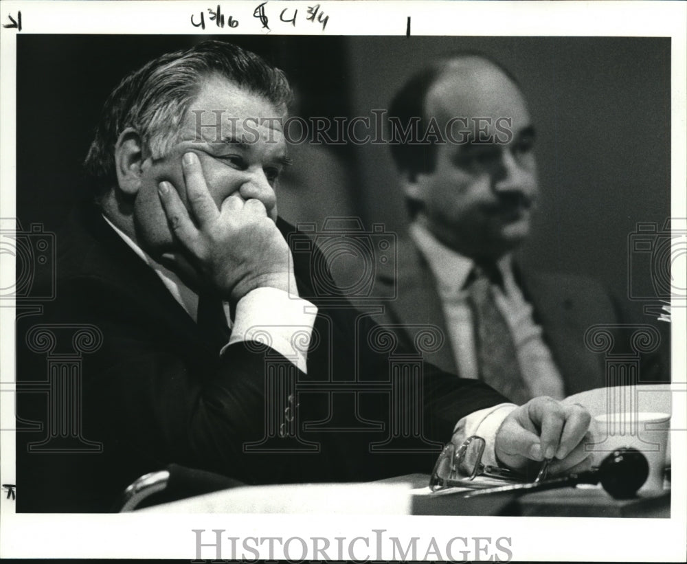 1985 Press Photo Anthony Giunta with Mayor Theodore Busch at RTA Board Meeting - Historic Images