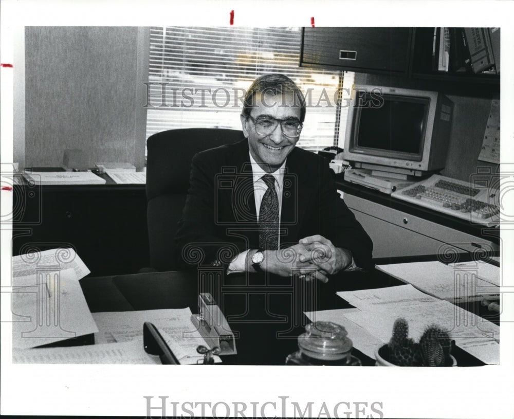 1989 Press Photo Simon Eisenberg New Vice President of REVCO. - Historic Images