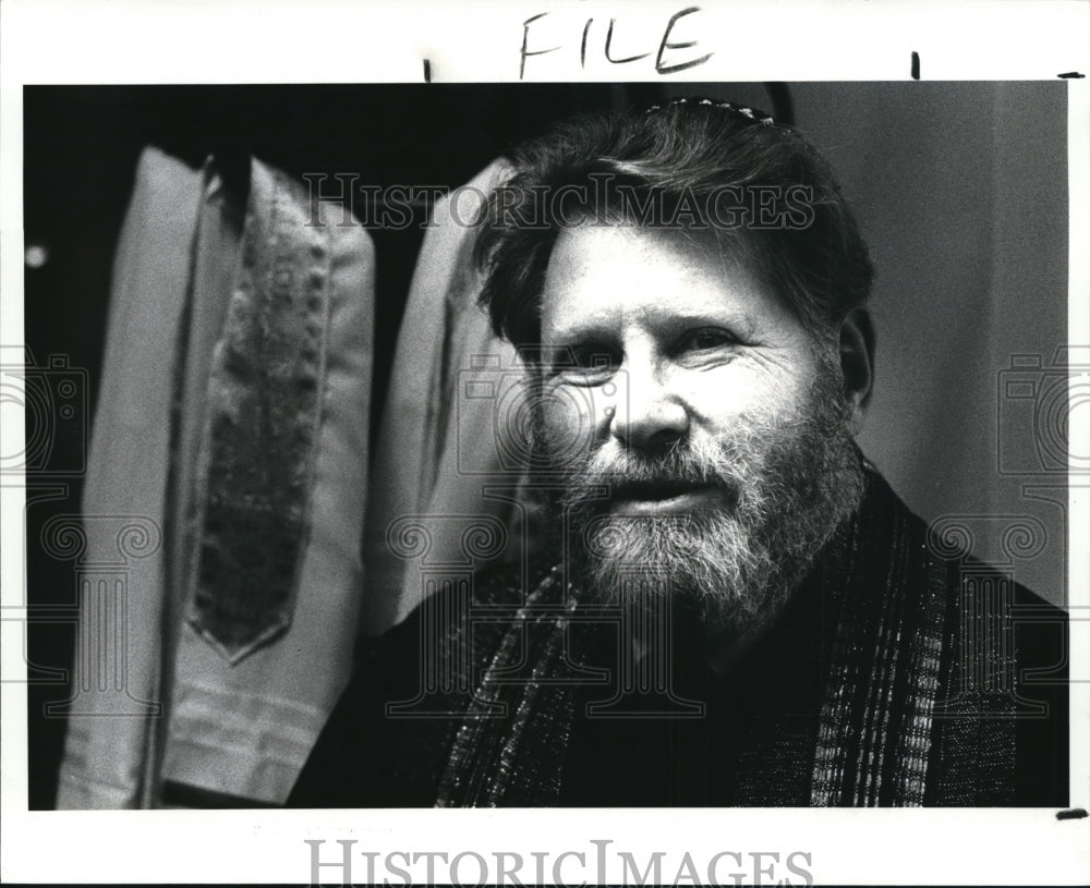 1987 Press Photo Rabbi Frederick Eisenberg at Temple Israel In Mayfield Heights. - Historic Images