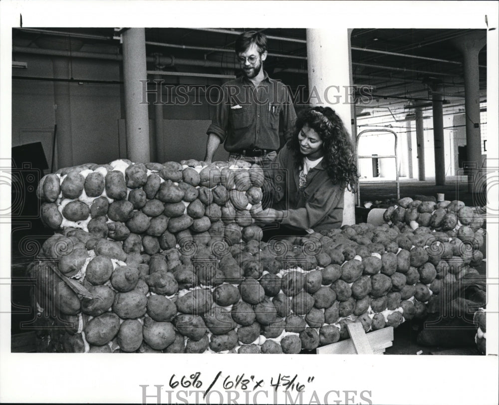 1989 Press Photo Jim Guy & Donna Jackson in Potato Couch for Snyders of Berlin - Historic Images