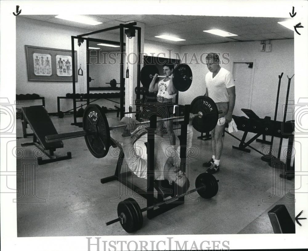 1985 Press Photo Bill Bayles watches Marc Brown and Ed Beard at the Gym - Historic Images