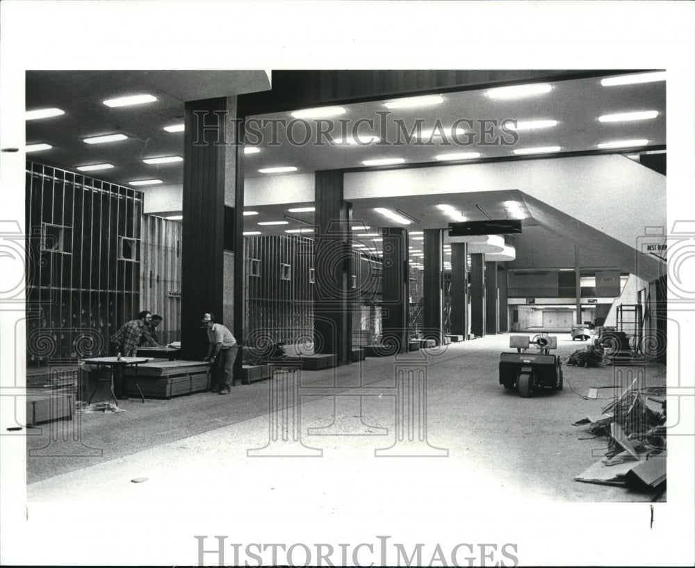 1987 Press Photo Workmen fixing up Convention Center &amp; Hanna Fountains - Historic Images