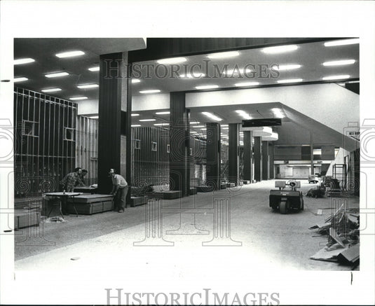 1987 Press Photo Workmen fixing up Convention Center & Hanna Fountains - Historic Images