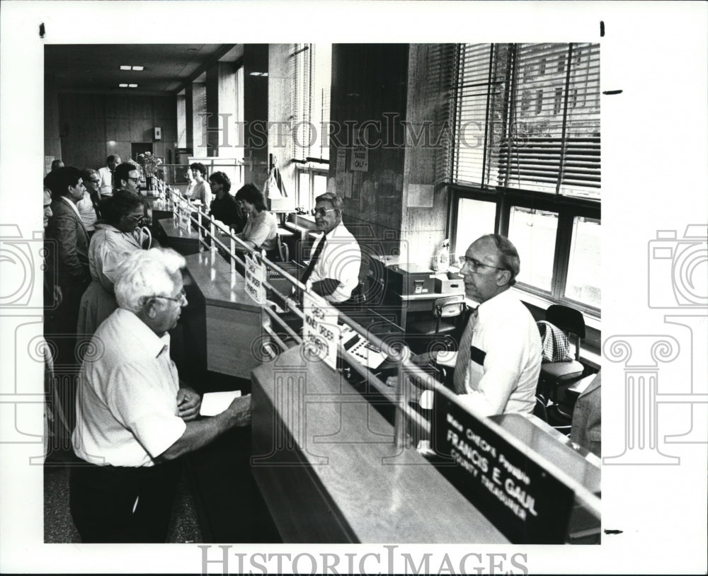 1987 Press Photo Tax Payers line up to pay at the Cuyahoga County Administration - Historic Images