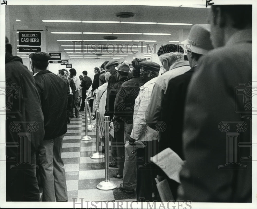 1985 Press Photo Tax Payers line up to pay at the Cuyahoga County Administration - Historic Images