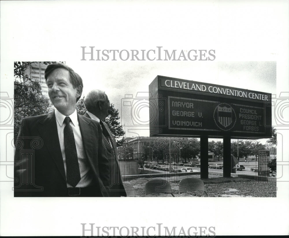 1982 Press Photo Mayor Voinovich on new sign at the convention center - Historic Images