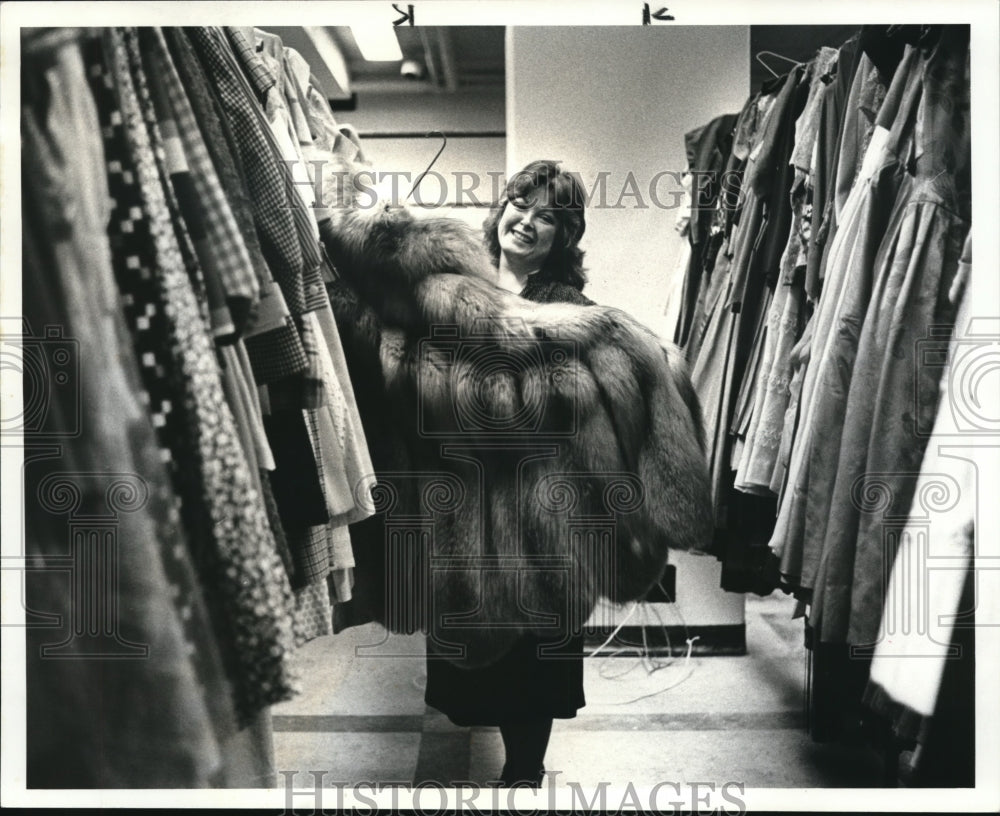 1982 Press Photo Corinne Bomba models a fur coat in Playhouse - cva94052 - Historic Images