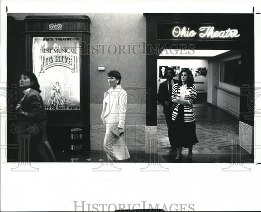 1987 Press Photo Press tours Playhouse Sq coming out of Ohio into State Theater - Historic Images